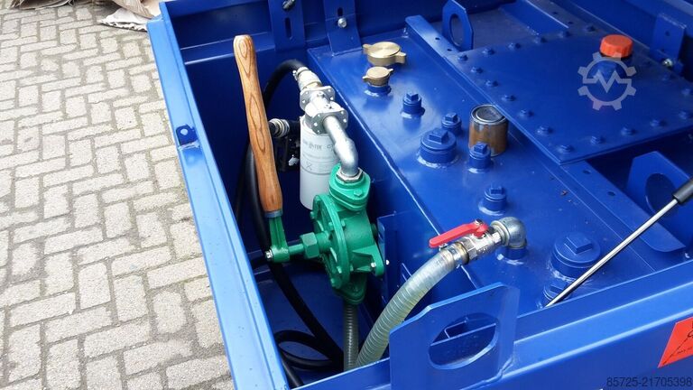 Tanklaster  IBC tank met handpomp