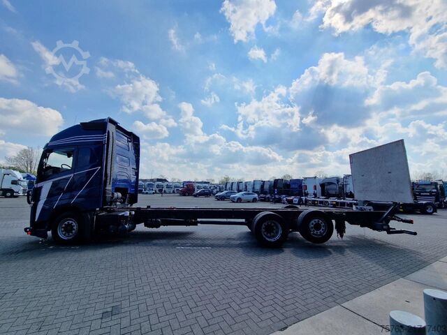 Chassis with cab Volvo FH 13.460 Globetrotter XL 6x2 - Chassis with lo...