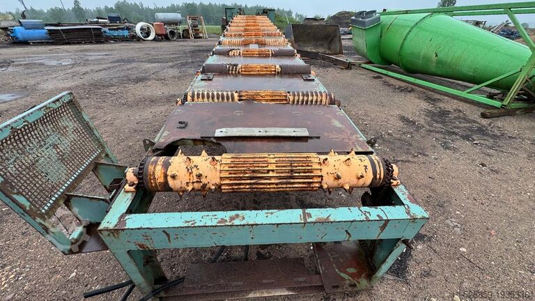 Output conveyor with separation  