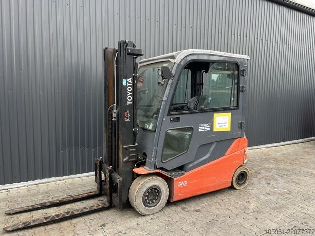 Electric 4-wheel forklift Toyota 8FBMT25