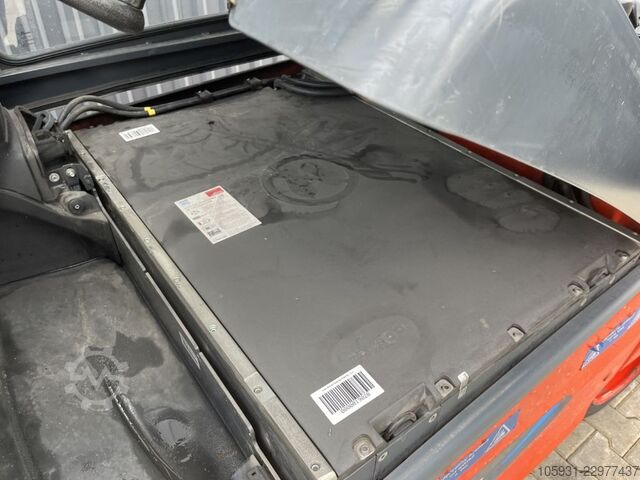 Electric 4-wheel forklift Linde E30-01