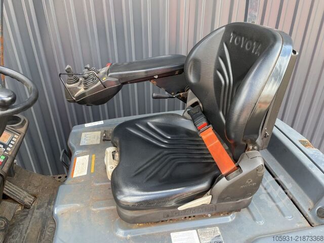 Electric 3-wheel forklift Toyota 8FBE16T
