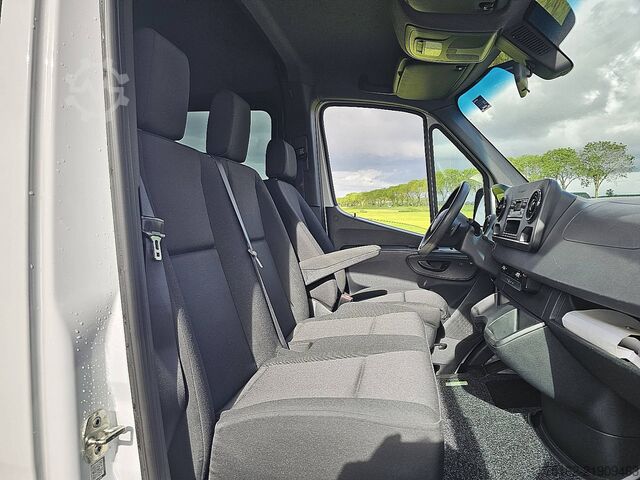 High-roof van MERCEDES-BENZ SPRINTER 319 L2H2 V6 Dub Cab!