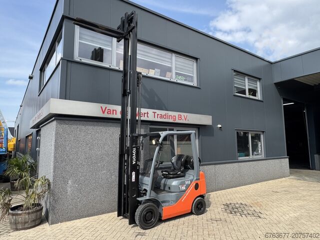 Toyota 02-8FGF18 Triplex 430 Freihub/Seitenschieber/4. Funktion 2013 LPG TOYOTA 02-8FGF18 Triplo 430 Freelift/Sideshift/4e Functie 2013 Lpg