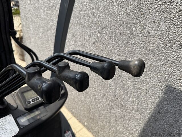 Toyota 02-8FGF18 Triplex 430 Freihub/Seitenschieber/4. Funktion 2013 LPG TOYOTA 02-8FGF18 Triplo 430 Freelift/Sideshift/4e Functie 2013 Lpg