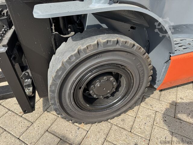 Toyota 02-8FGF18 Triplex 430 Freihub/Seitenschieber/4. Funktion 2013 LPG TOYOTA 02-8FGF18 Triplo 430 Freelift/Sideshift/4e Functie 2013 Lpg