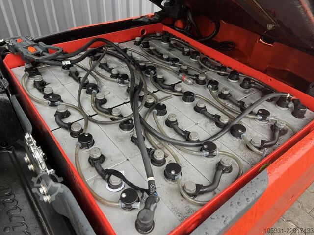 Electric 3-wheel forklift Linde E16L-02