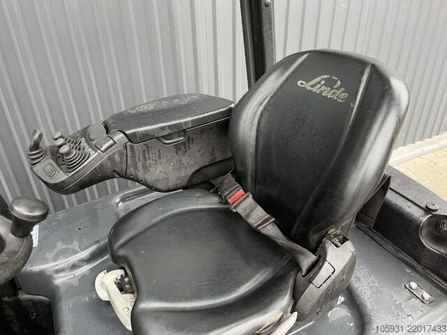 Electric 3-wheel forklift Linde E16L-02