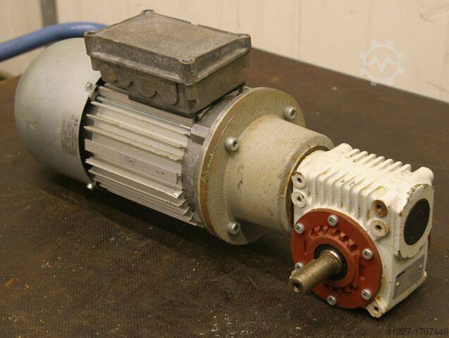Getriebemotor 0,55 kW 77 U/min Lenze KMB/18010086
