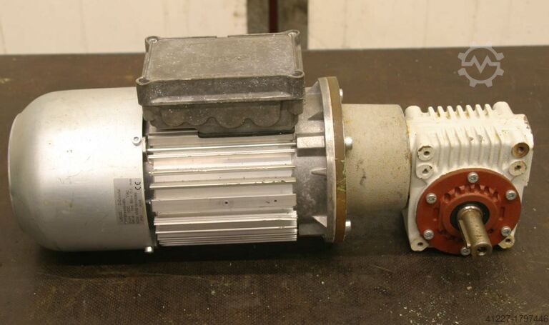 Getriebemotor 0,55 kW 77 U/min Lenze KMB/18010086