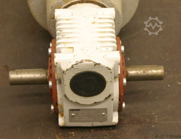 Getriebemotor 0,55 kW 77 U/min Lenze KMB/18010086