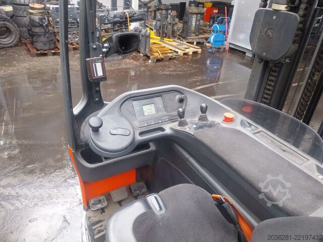 Schubmaststapler Linde R14HD-01