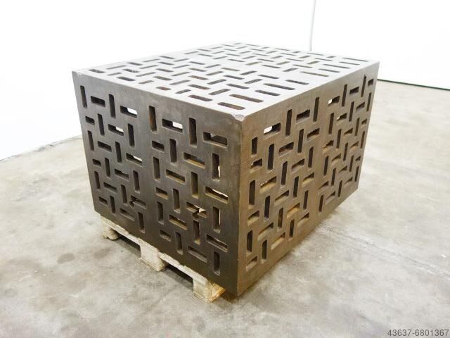Heavy welding and clamping table