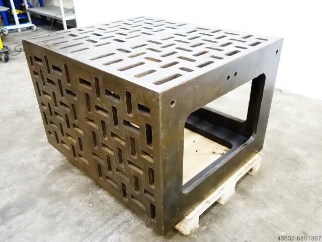 Heavy welding and clamping table