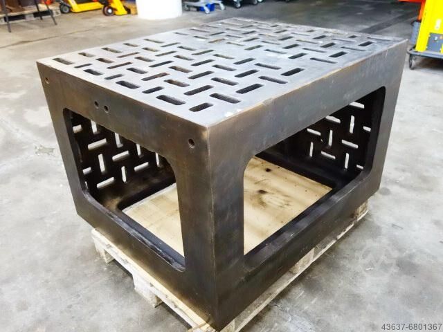 Heavy welding and clamping table  