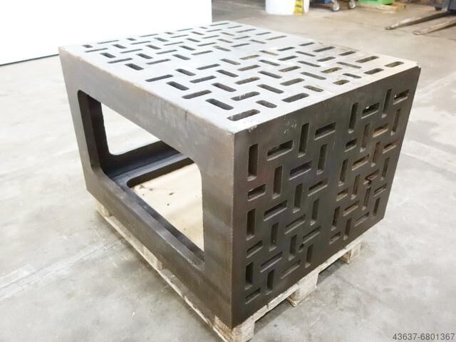 Heavy welding and clamping table