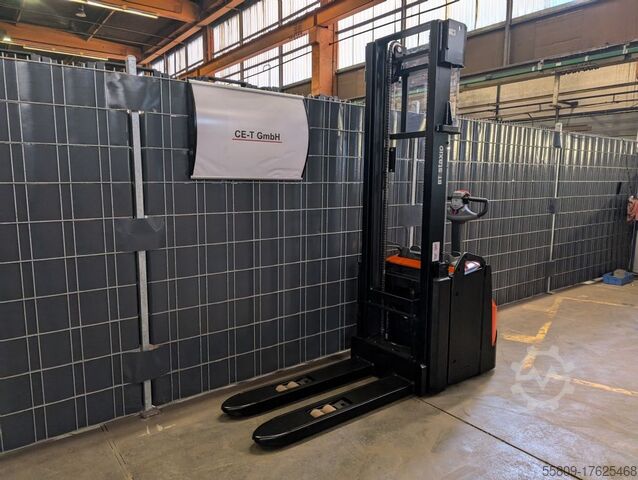 High Lift stacker Toyota SWE120L // Freisichtmast // Elektro