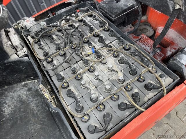 Electric 3-wheel forklift Linde E14-01
