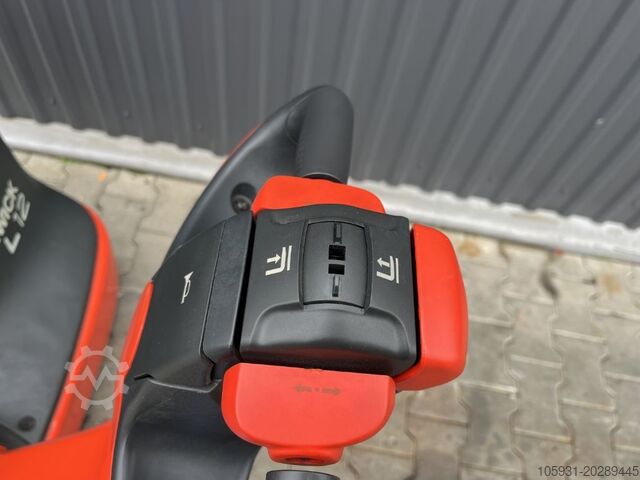 Pedestrian Stacker Linde L12