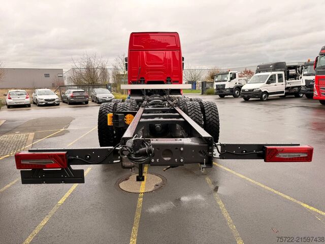Chassis with cab Scania R590 6x4 Kurzholz Kran und Schemel nach Wahl