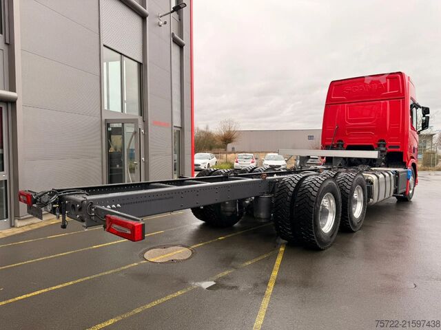 Chassis with cab Scania R590 6x4 Kurzholz Kran und Schemel nach Wahl