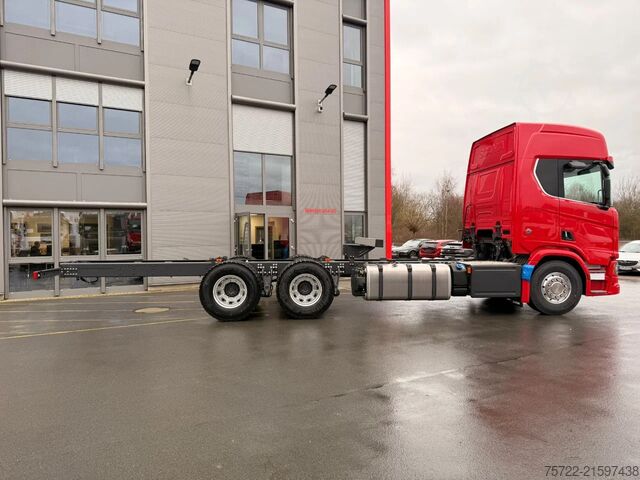 Chassis with cab Scania R590 6x4 Kurzholz Kran und Schemel nach Wahl