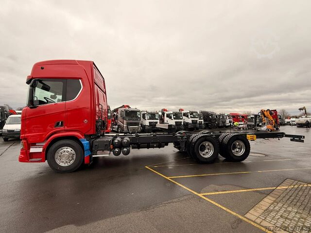 Chassis with cab Scania R590 6x4 Kurzholz Kran und Schemel nach Wahl