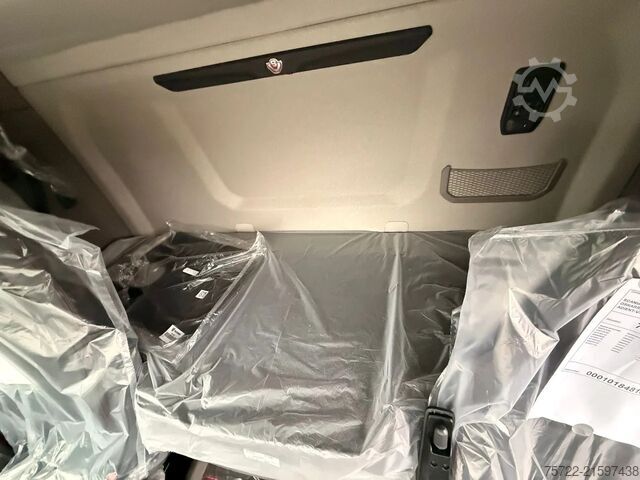 Chassis with cab Scania R590 6x4 Kurzholz Kran und Schemel nach Wahl