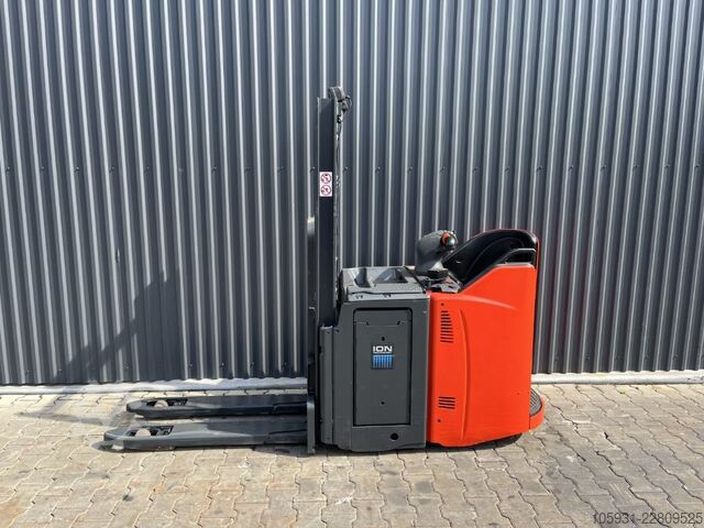 Stand-on stacker Linde D12SP