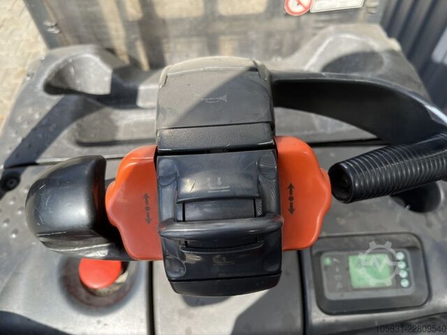 Stand-on stacker Linde D14SP
