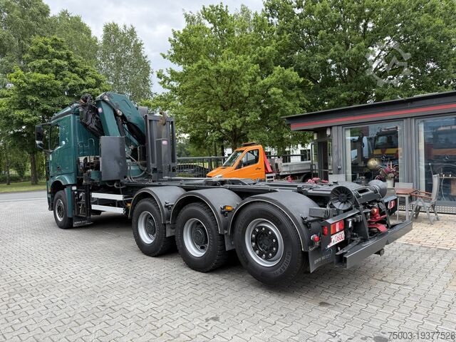 Kipper LKW Mercedes-Benz Arocs 3251 8X4 Haken mit Kran HMF 2620 K5