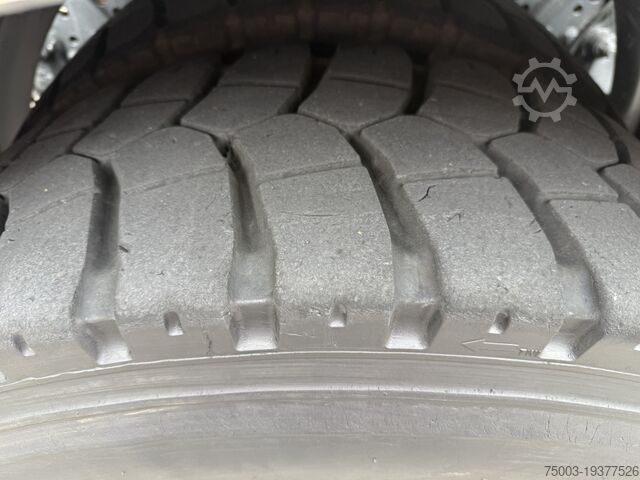 Kipper LKW Mercedes-Benz Arocs 3251 8X4 Haken mit Kran HMF 2620 K5