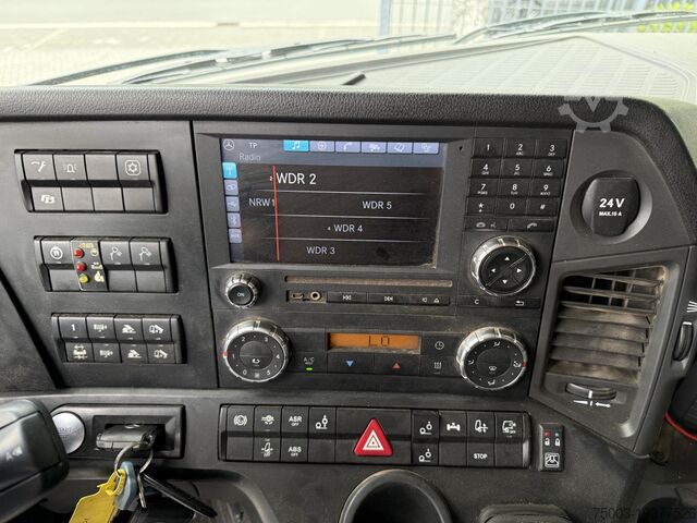 Kipper LKW Mercedes-Benz Arocs 3251 8X4 Haken mit Kran HMF 2620 K5