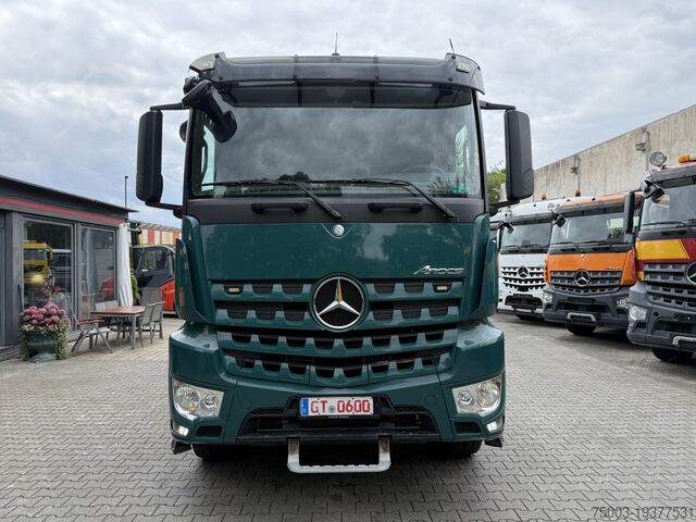 Kipper LKW Mercedes-Benz Arocs 3251 8X4 Haken mit Kran HMF 2620 K5