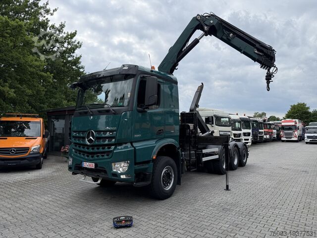 Kipper LKW Mercedes-Benz Arocs 3251 8X4 Haken mit Kran HMF 2620 K5