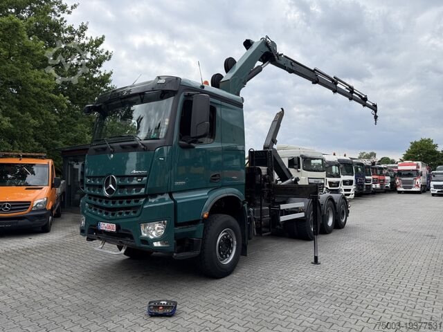 Kipper LKW Mercedes-Benz Arocs 3251 8X4 Haken mit Kran HMF 2620 K5