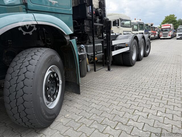 Kipper LKW Mercedes-Benz Arocs 3251 8X4 Haken mit Kran HMF 2620 K5