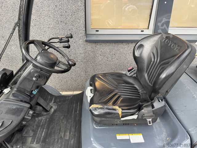 Toyota 02-8FGF25 Triplex 470 Freelift / Sideshift / LPG 2010 TOYOTA 02-8FGF25 Triplo 470 Freelift / Sideshift / LPG 2010