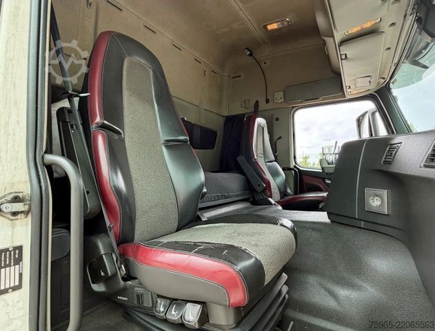 Refrigerated truck VOLVO FM 7 KARREN BAK THEO MULDER KOELING KACHEL LAADK