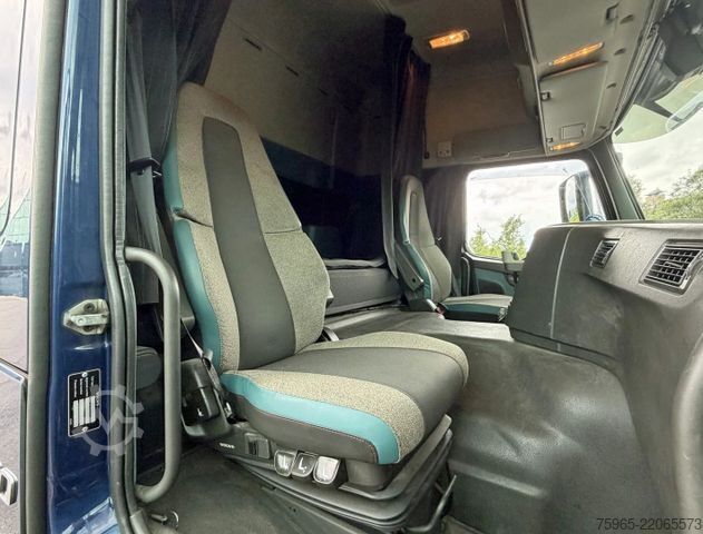 Refrigerated truck VOLVO FM VOL LUCHT GEVEERD 6 KARREN BAK THEO MULDER KO