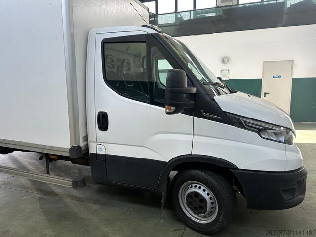 Transporter mit Koffer iveco Daily 35