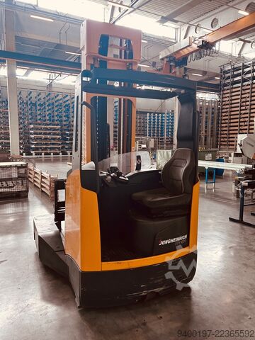 4-way forklift with Kaup fork positioner JUNGHEINRICH ETV Q25