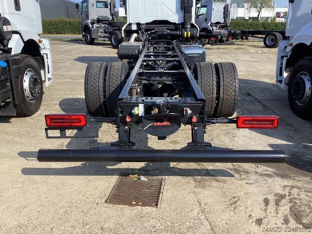 Custom body truck Ford Ford 4x2 Road 1833 Low Roof Sleeper Cab
