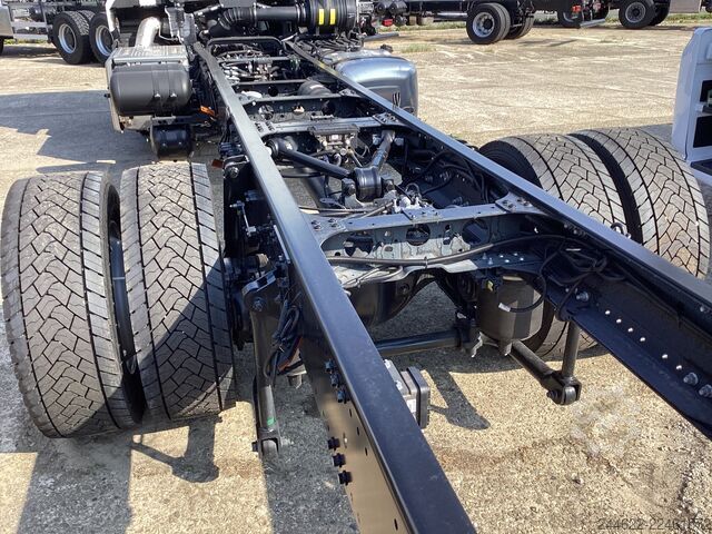 Custom body truck Ford Ford 4x2 Road 1833 Low Roof Sleeper Cab