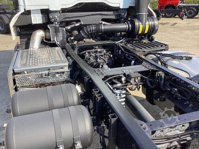 Custom body truck Ford Ford 4x2 Road 1833 Low Roof Sleeper Cab