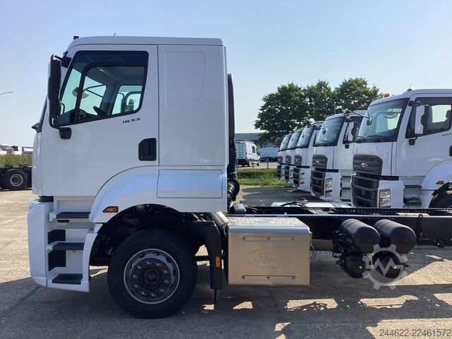 Custom body truck Ford Ford 4x2 Road 1833 Low Roof Sleeper Cab