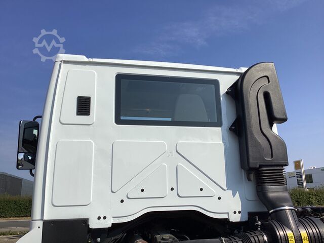 Custom body truck Ford Ford 4x2 Road 1833 Daycab