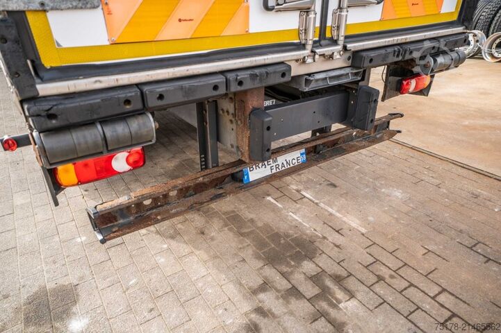 Refrigerated/freezer transport VOLVO FLH 290 +CARRIER