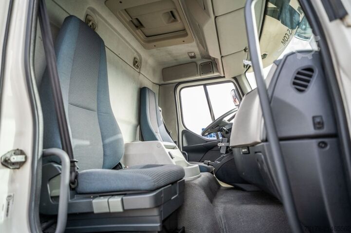 Refrigerated/freezer transport VOLVO FLH 290 +CARRIER