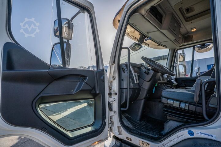 Refrigerated/freezer transport VOLVO FLH 290 +CARRIER